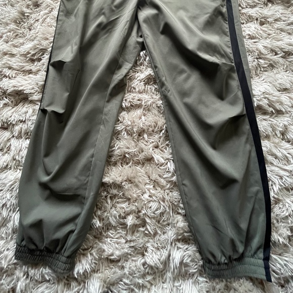 Old Navy Men's Joggers Size L Color Olive green with black stripes on both sides - Picture 3 of 9